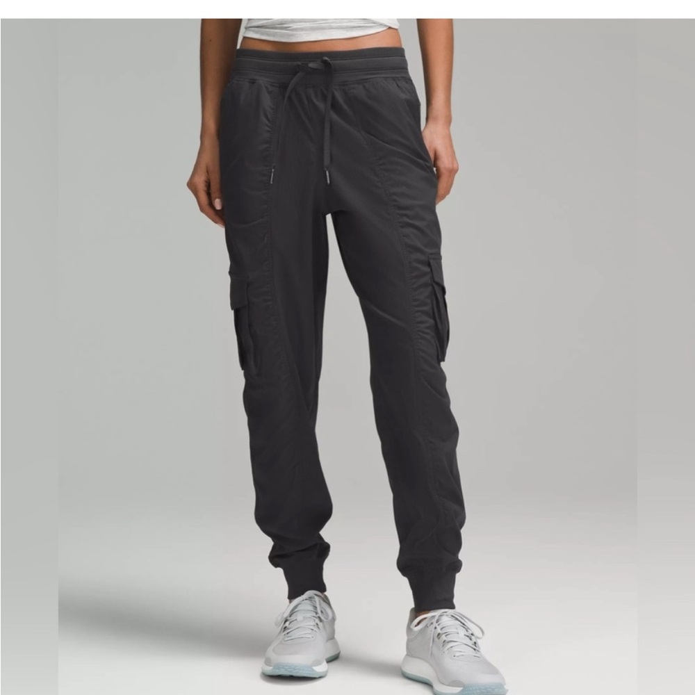 Lululemon women’s joggers sizeM dance studio cargo